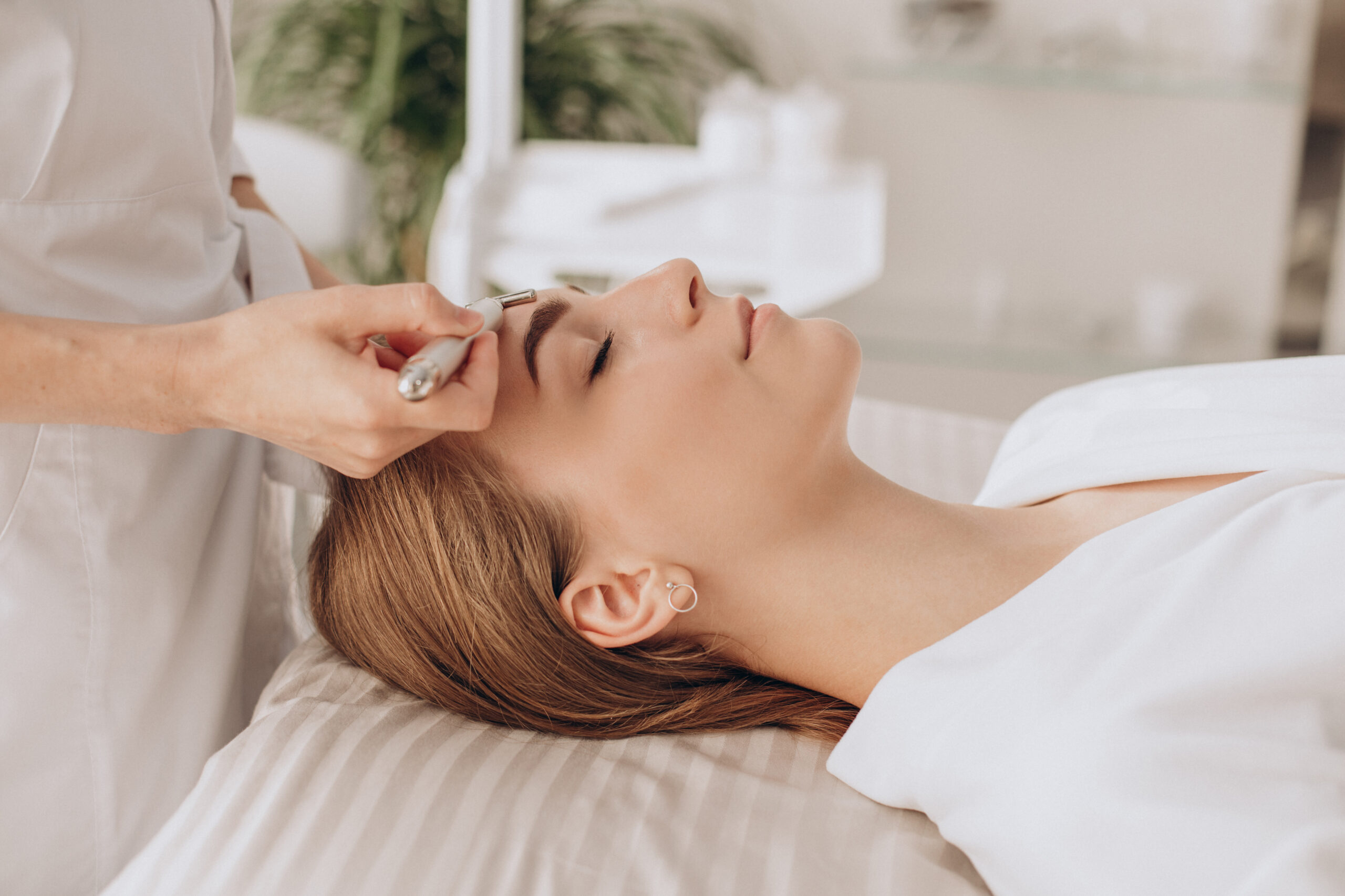 Woman making lifting procedures in a bauty salon
